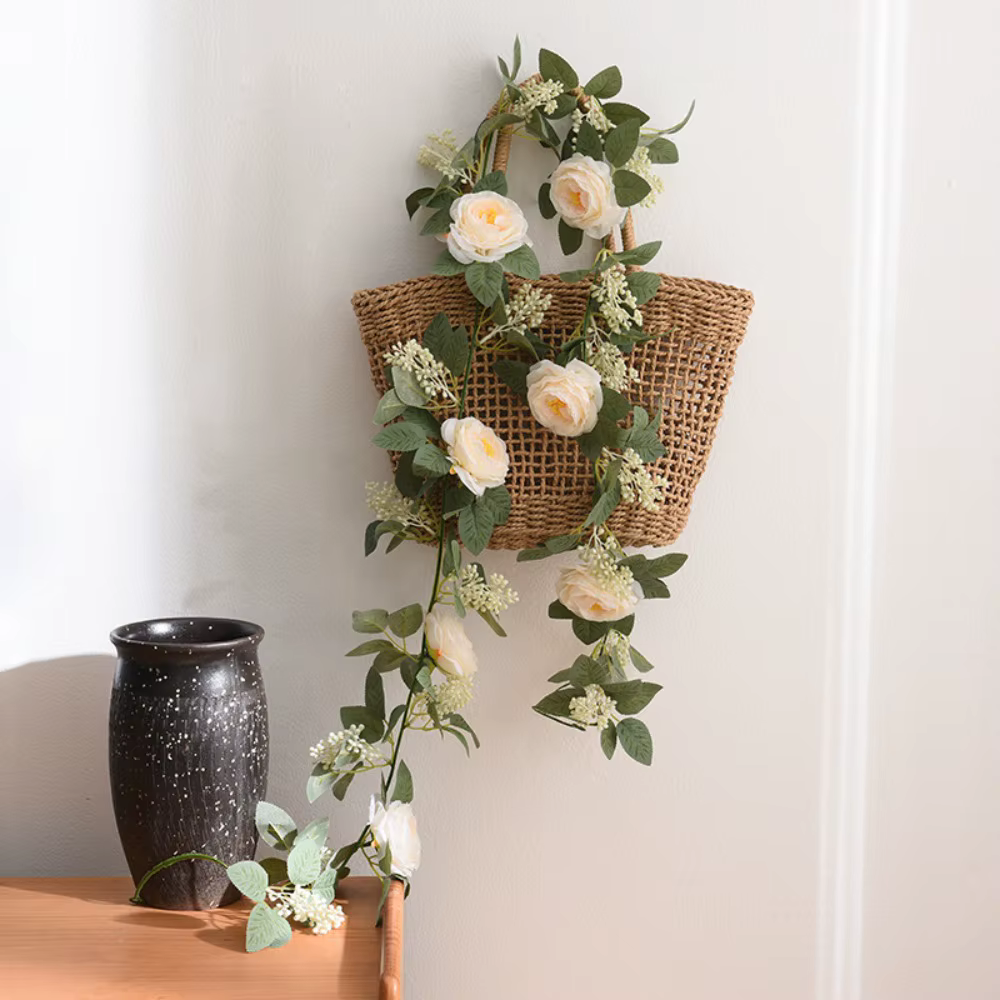 Décoration Murale : Guirlande de Roses Artificielles et Baies en Plastique pour Salon, Plantes Suspe