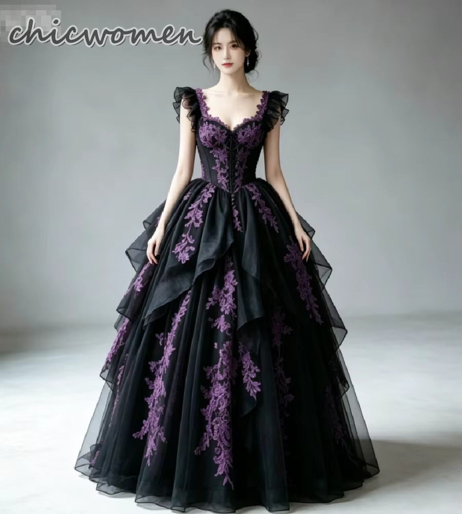 Robe de mariée gothique noire et violette, manches courtes volantées, col en V, corset, tulle à vola