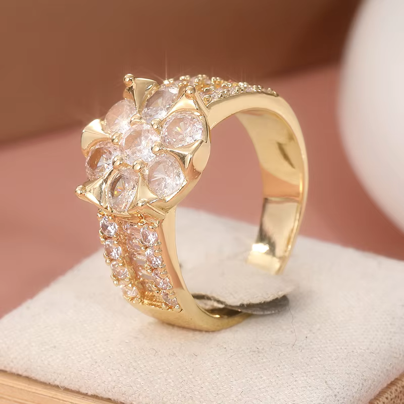 Bague élégante et exquise en forme de fleur, incrustée de zircon synthétique, plaquée or, pour femme