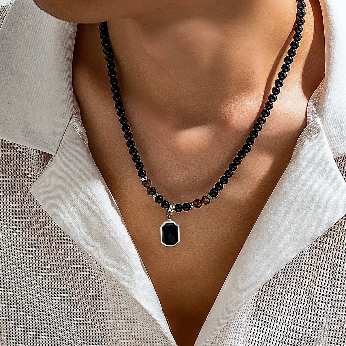 Collier de perles noires avec pendentif carré pour hommes, accessoires tendance sur le cou, bijoux à