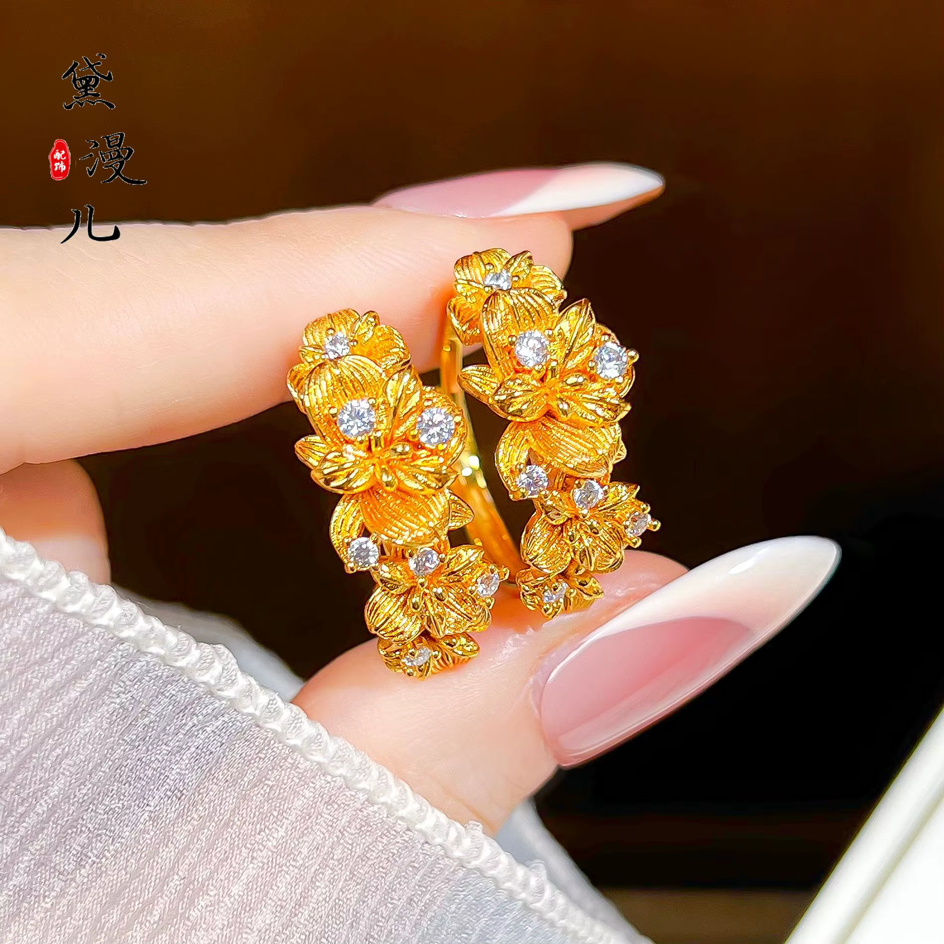 Nouvelle bague florale pour femme en or brillant givré avec diamants incrustés, petite fleur dorée, 
