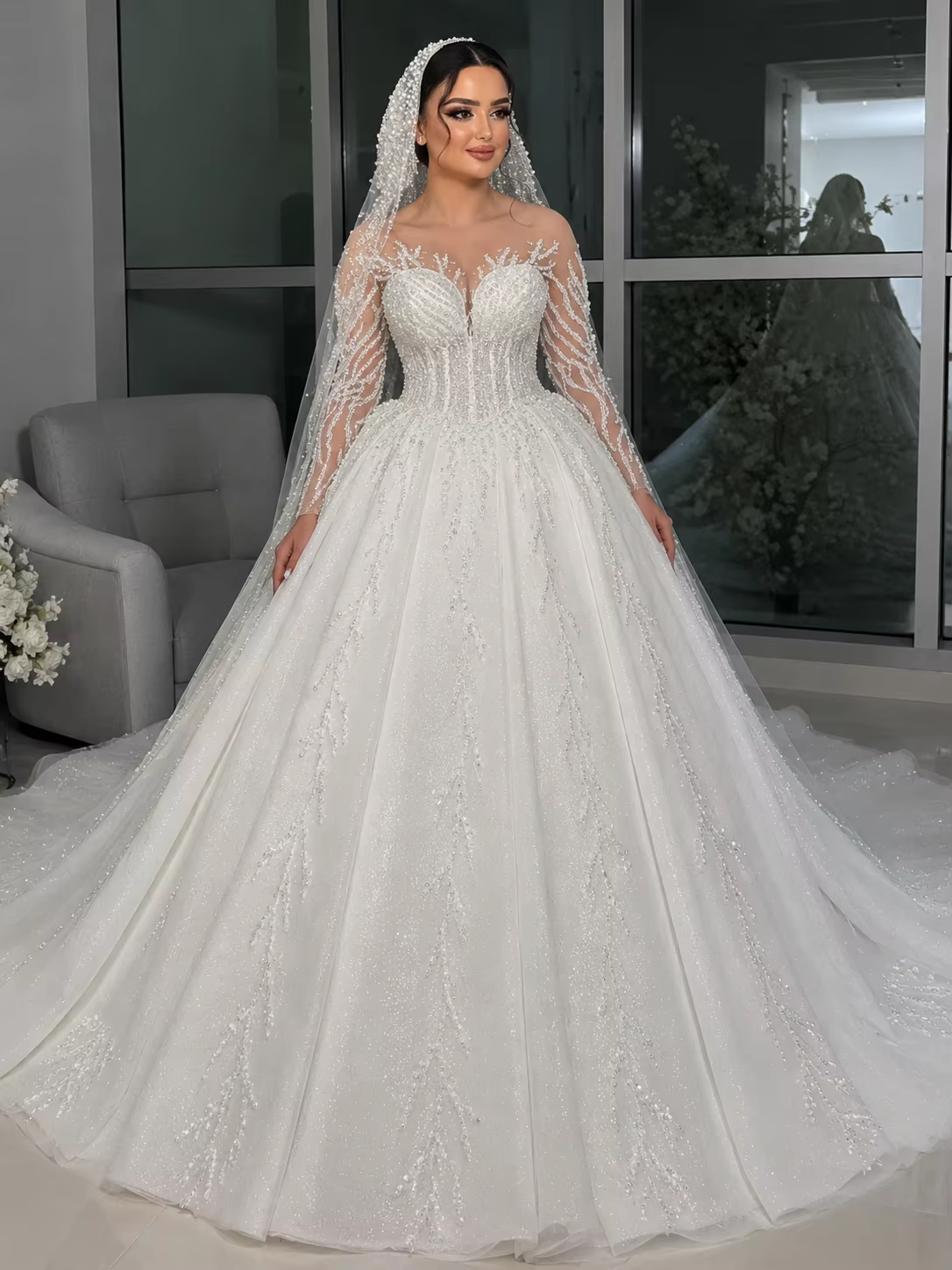 Robe de mariée de luxe perlée, style robe de bal, à manches longues, col illusion, scintillante, ave
