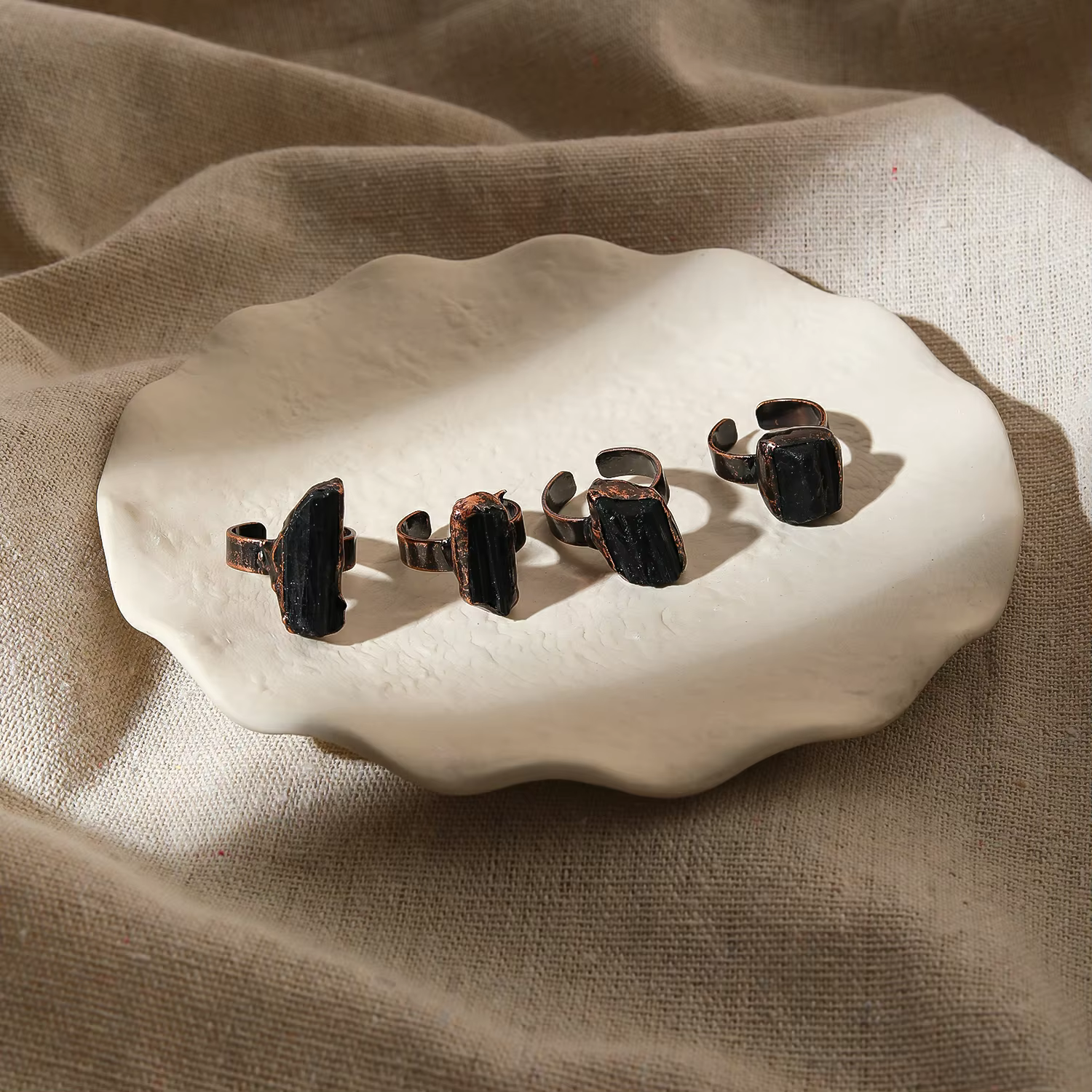Bague en tourmaline noire griffante, tourmaline naturelle brute, bijoux en bronze antique, mode goth