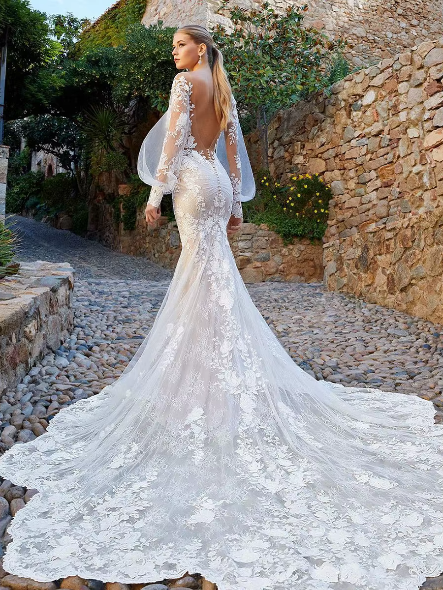 Robe de mariée fourreau à col en V avec appliques en dentelle, style bohème, traîne courte, dos illu