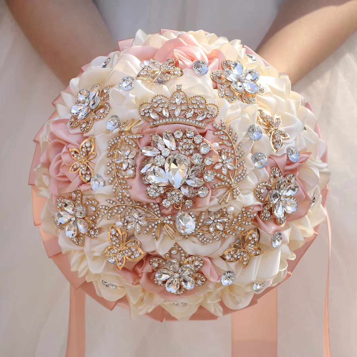Bouquet de mariage rose champagne de luxe YeeNanee avec couronne de strass, fleurs de rose en satin