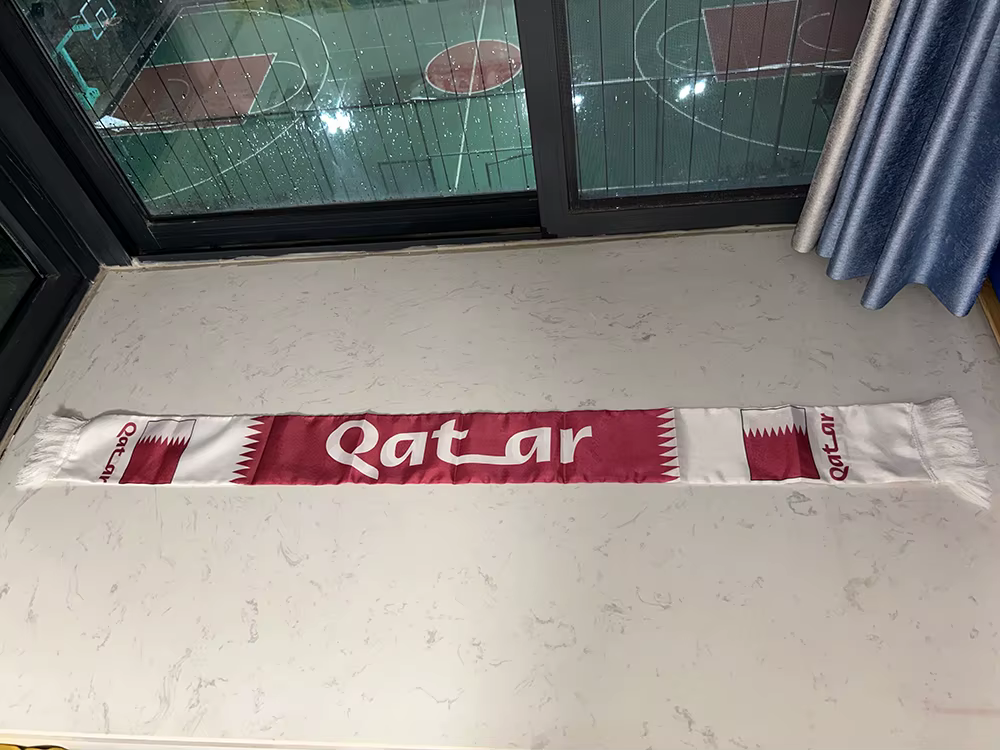 Écharpe Qatar 12/14 x 135 cm, imprimée double face en satin, avec pompons, idéale pour la Coupe du M