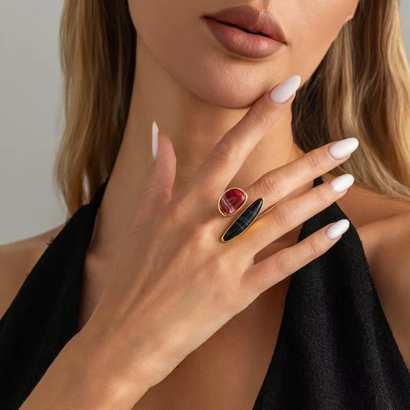 Bague ajustable en pierres précieuses, design géométrique irrégulier, ouverture tendance, design uni