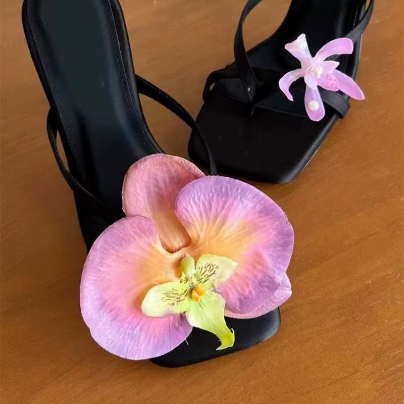 Sandales asymétriques à fleurs Hawaïennes, talons fins à pince en soie, sandales de plage pour femme