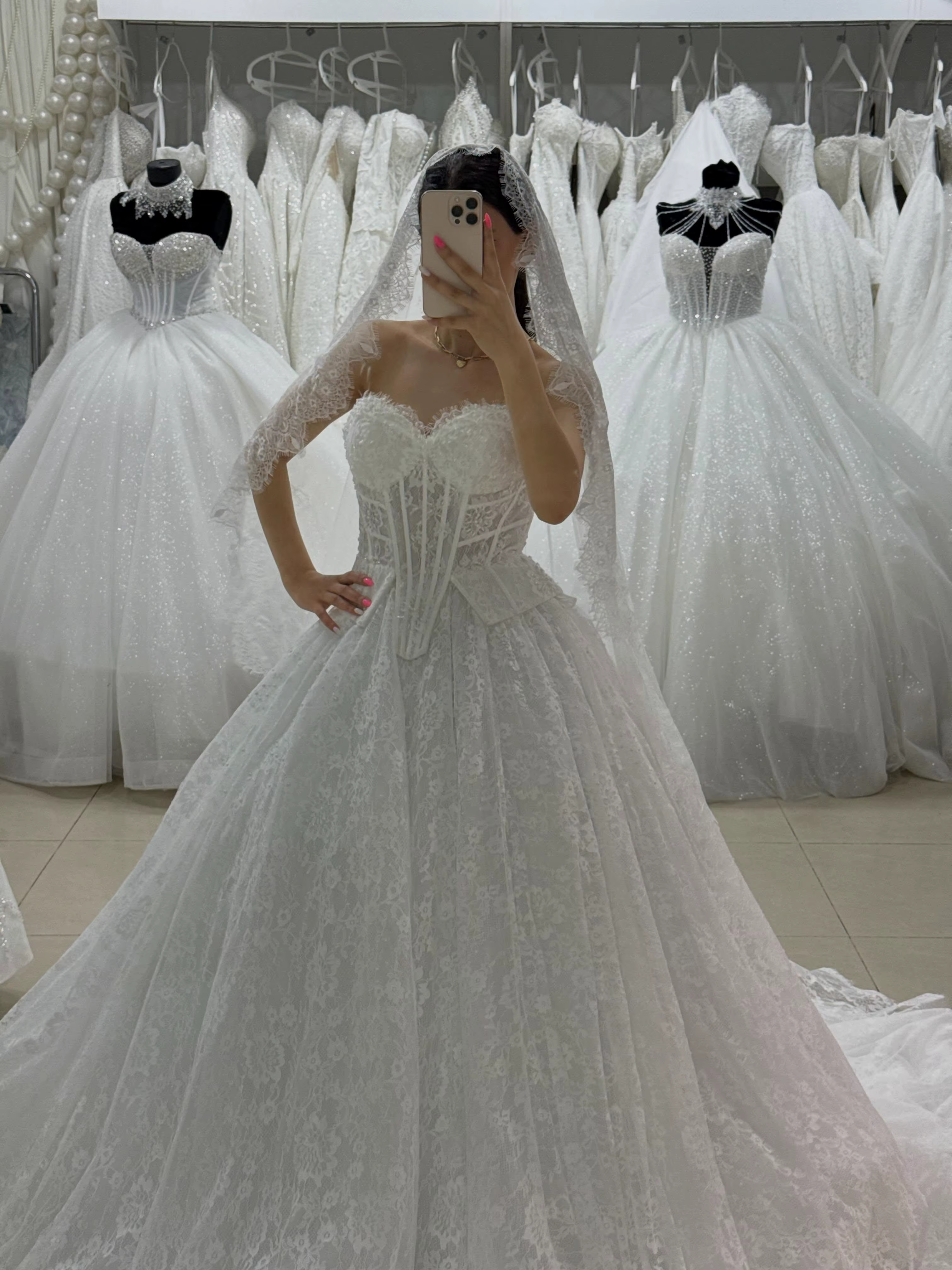 Robe de mariée de luxe en dentelle avec corset, robe de bal à col cœur, robe de mariée sur mesure, V