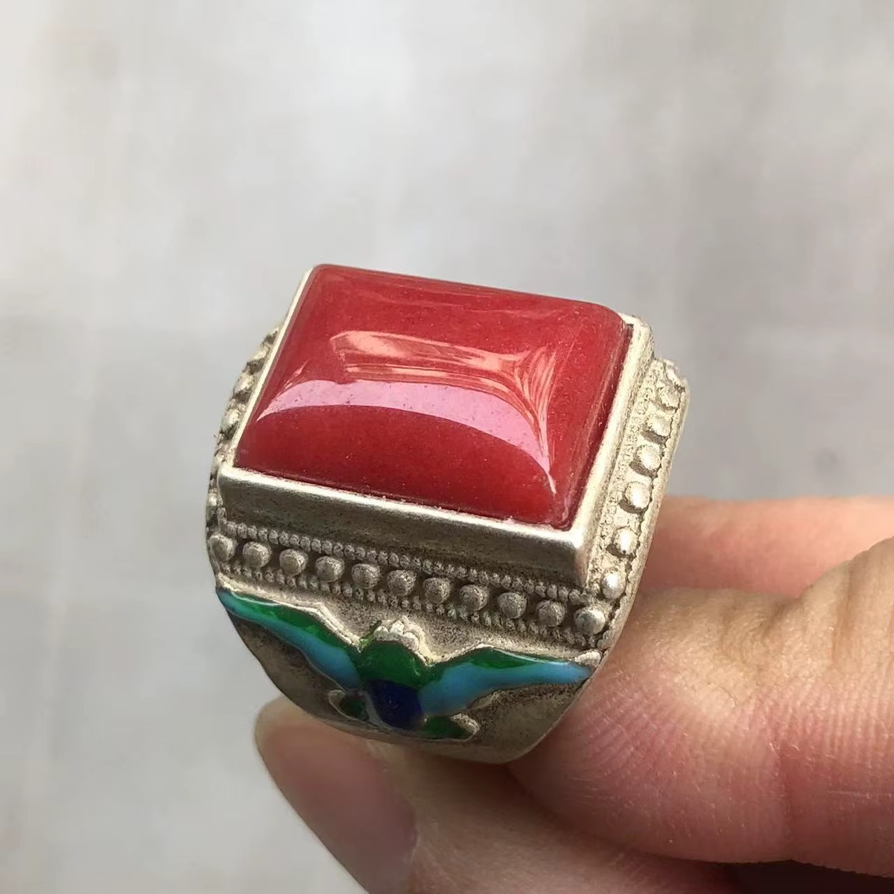 Bague Chevalière Vintage en Argent Émaillé Cloisonné, Incrustée d'une Grande Pierre Rouge Carrée, St