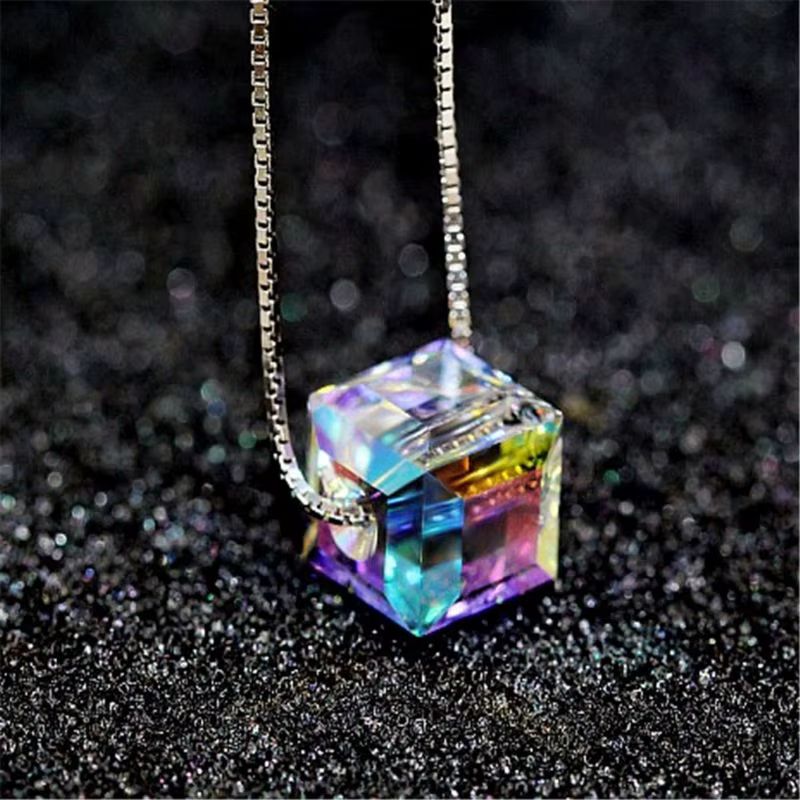 Collier pendentif en cristal carré Aurora coloré pour femme, bijoux fantaisie