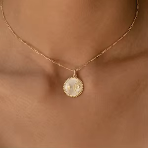 Collier pièce de monnaie céleste avec chaîne Figaro et pendentif nacre, bijoux bohèmes, cadeau idéal