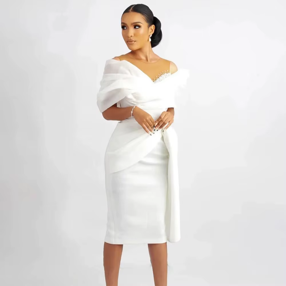 Robe de mariée courte blanche, épaules dénudées, gaine/colonne, longueur aux genoux, robe de mariée 