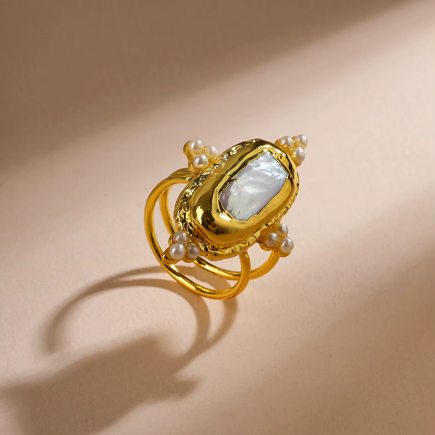 Bague élégante en perles d'eau douce naturelles, plaqué or 18 carats, réglage en cuivre, conception 