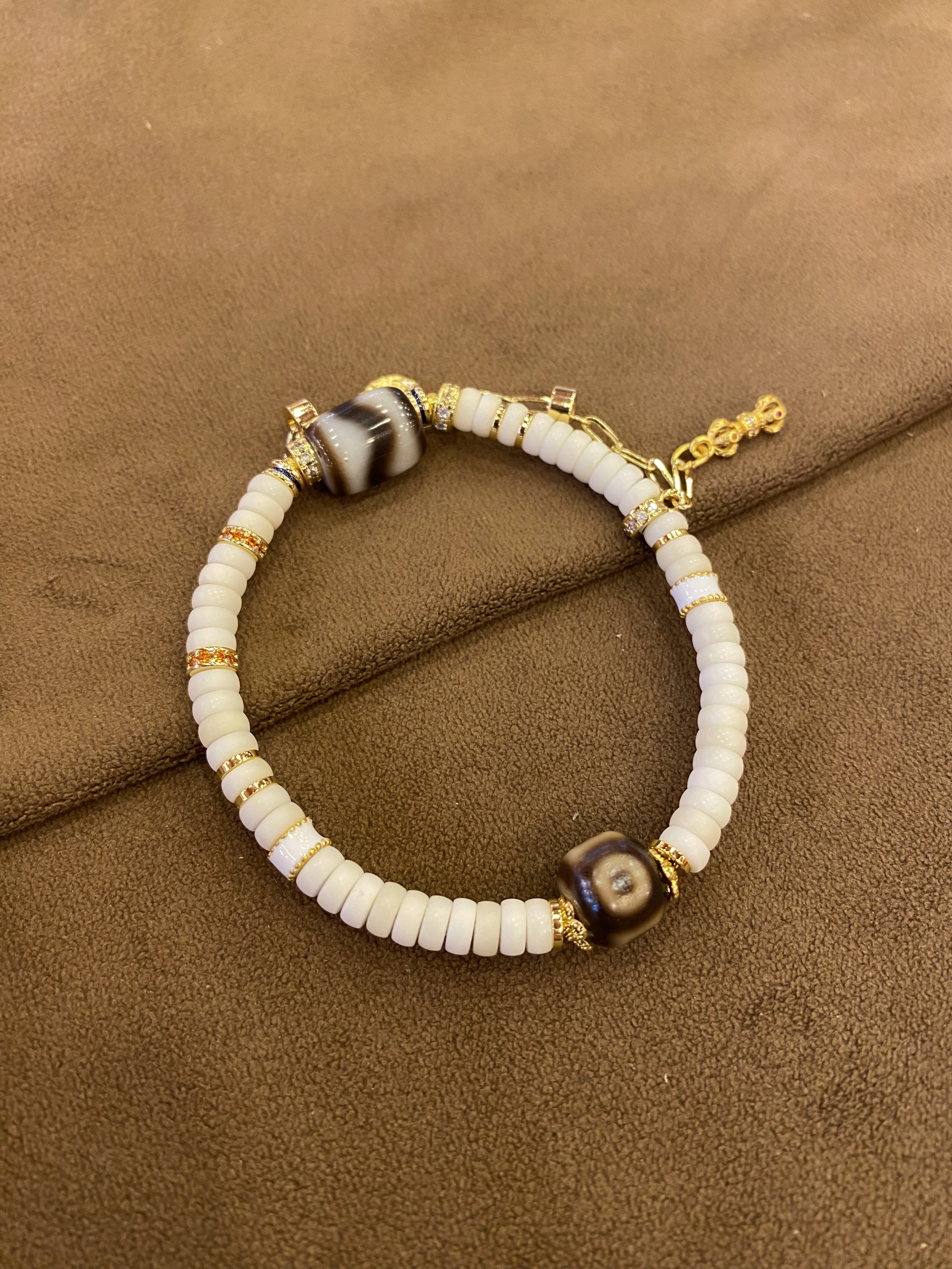 Bracelet réglable en agate naturelle et Bodhi blanc avec détails plaqués or