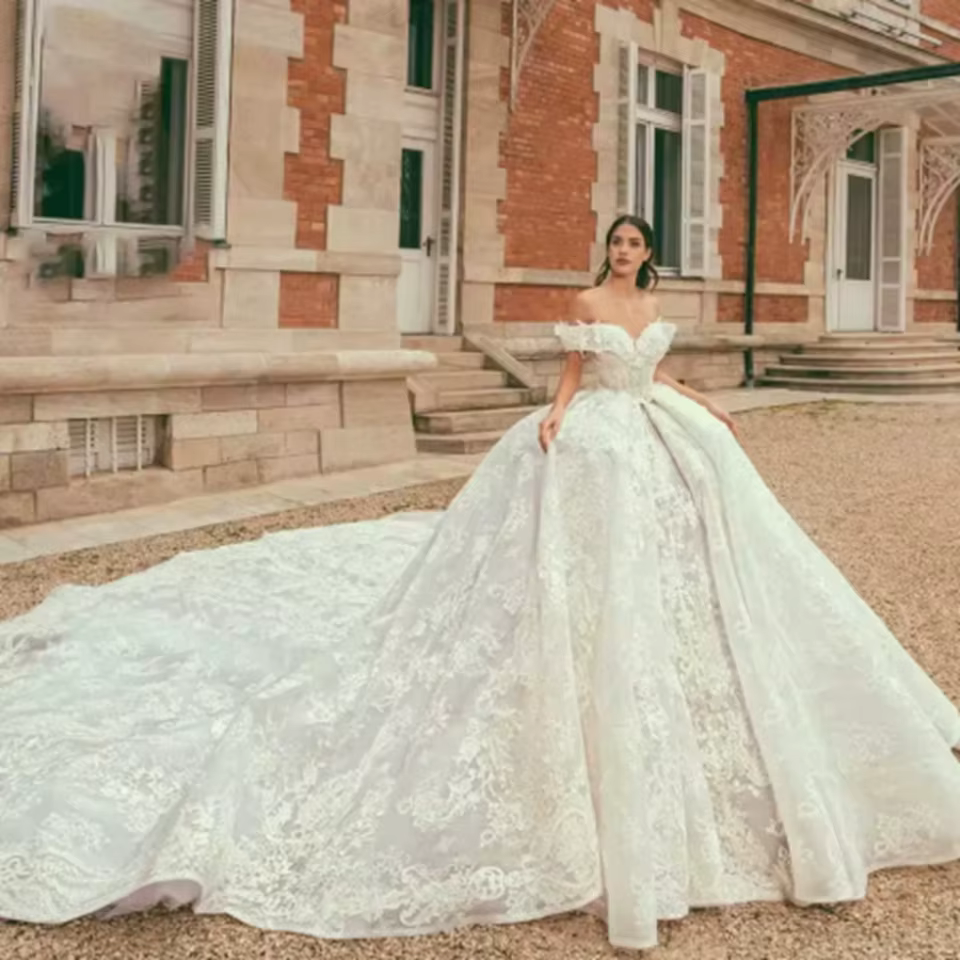 Robes de mariée sur mesure élégantes style robe de bal 2026, col bateau, traîne cathédrale, applique