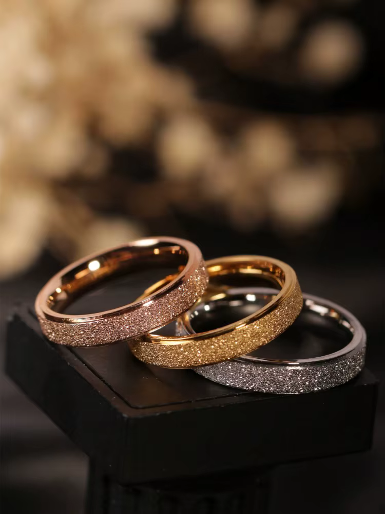 1 bague en acier inoxydable de 4 mm de large, style minimaliste, couleur or 18 carats, finition givr