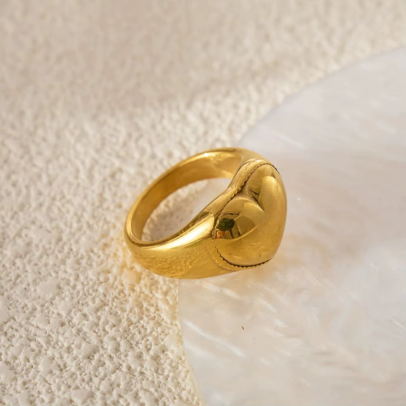 1 bague simple et élégante en forme de cœur, en acier inoxydable plaqué or 18 carats, idéale pour le