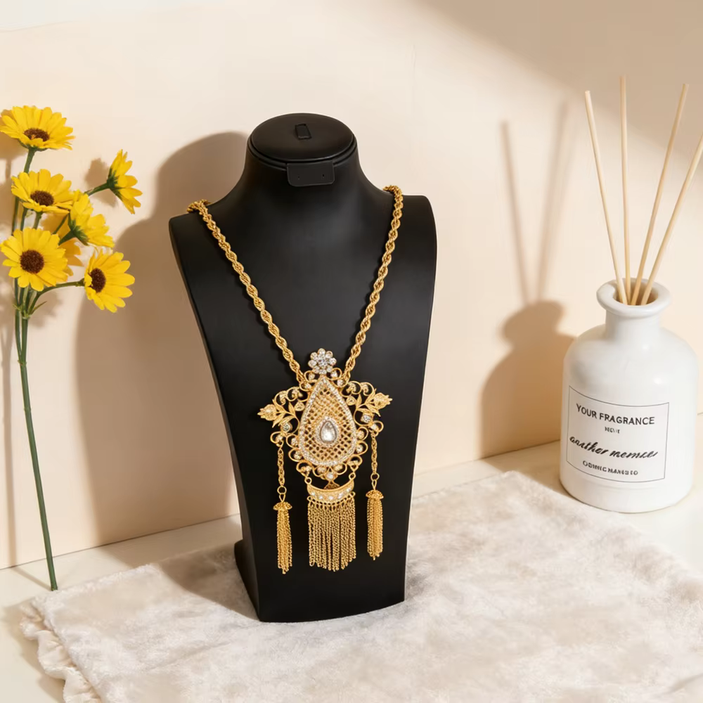 Collier luxueux et complexe, sculpté et incrusté, en or, style palais vintage, bijou essentiel pour 