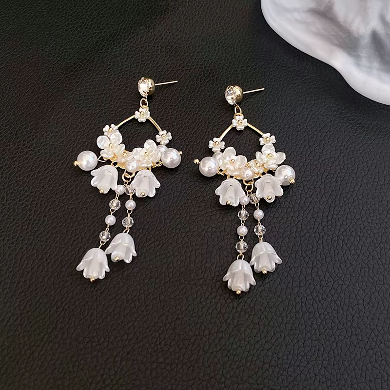 Boucles d'oreilles en forme de fleur de lys de la convallaria incrustées de strass et de perles pour