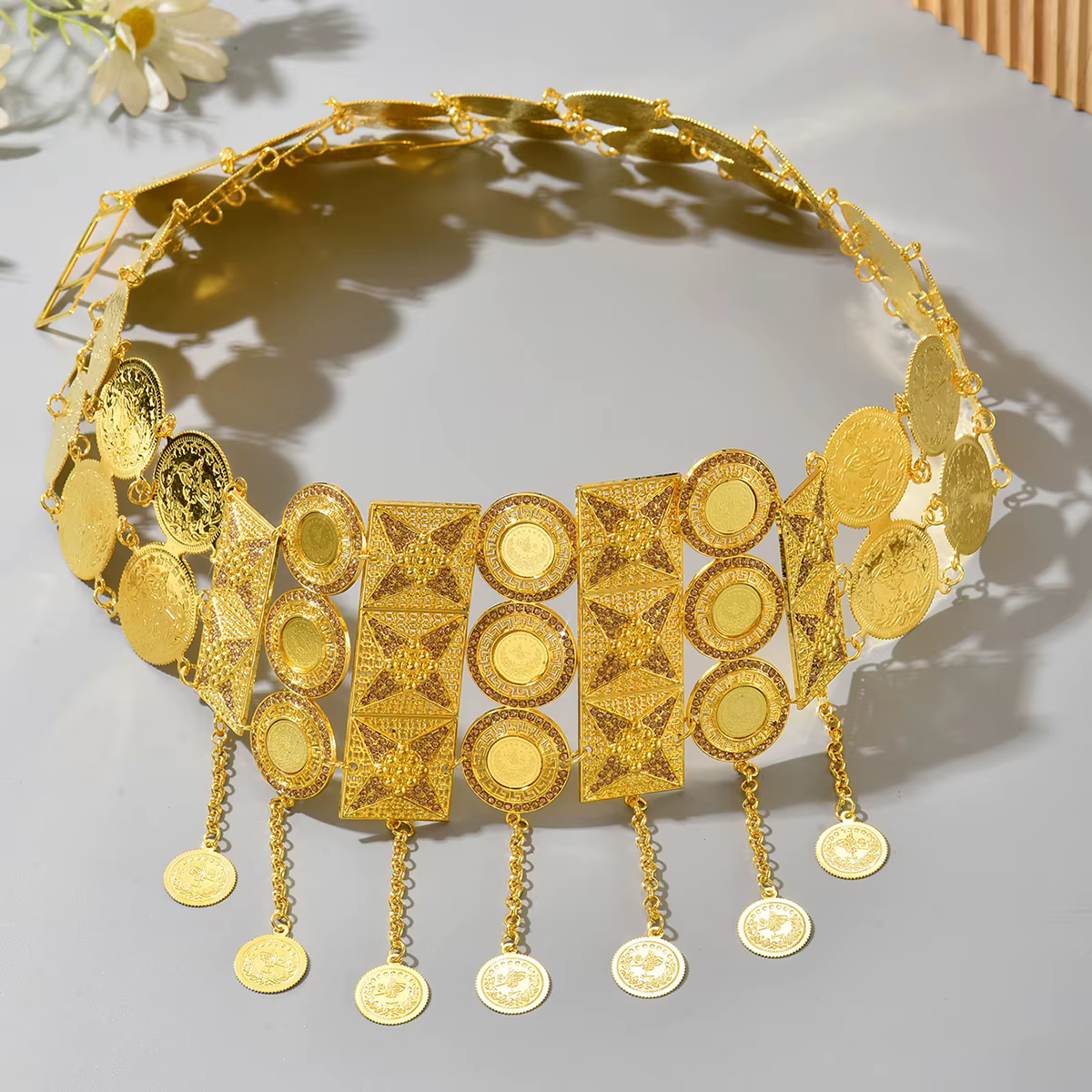 Ceinture dorée de mariée - Conception complexe de pompon et de filigrane pour une robe de mariée de 