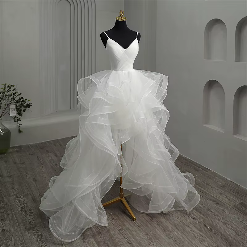 Robes de mariée gothiques blanches à col en V profond, bretelles spaghetti, devant court, dos long, 