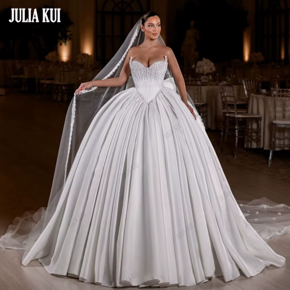 Julia Kui – Robe de mariée de luxe sur mesure, brodée, style princesse, en satin plissé, sans bretel
