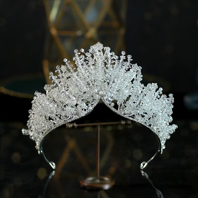 Coiffure couronne perlée, robe de mariée avec atmosphère baroque, couronne d'anniversaire pour banqu