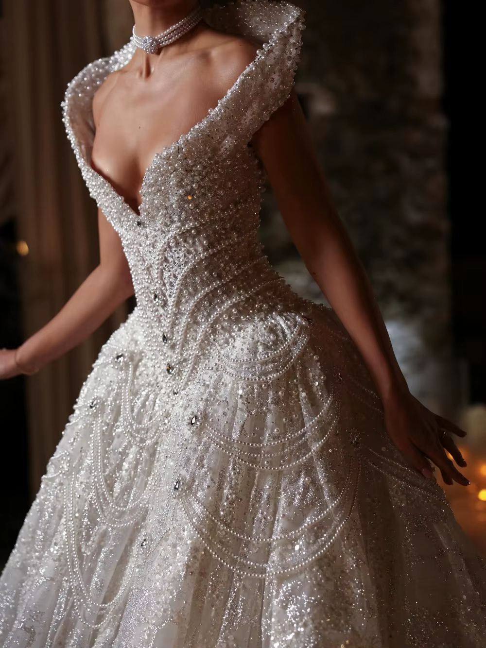 Robe de mariée princesse à épaules dénudées, col cache-cœur, sans manches, ornée de paillettes, de p