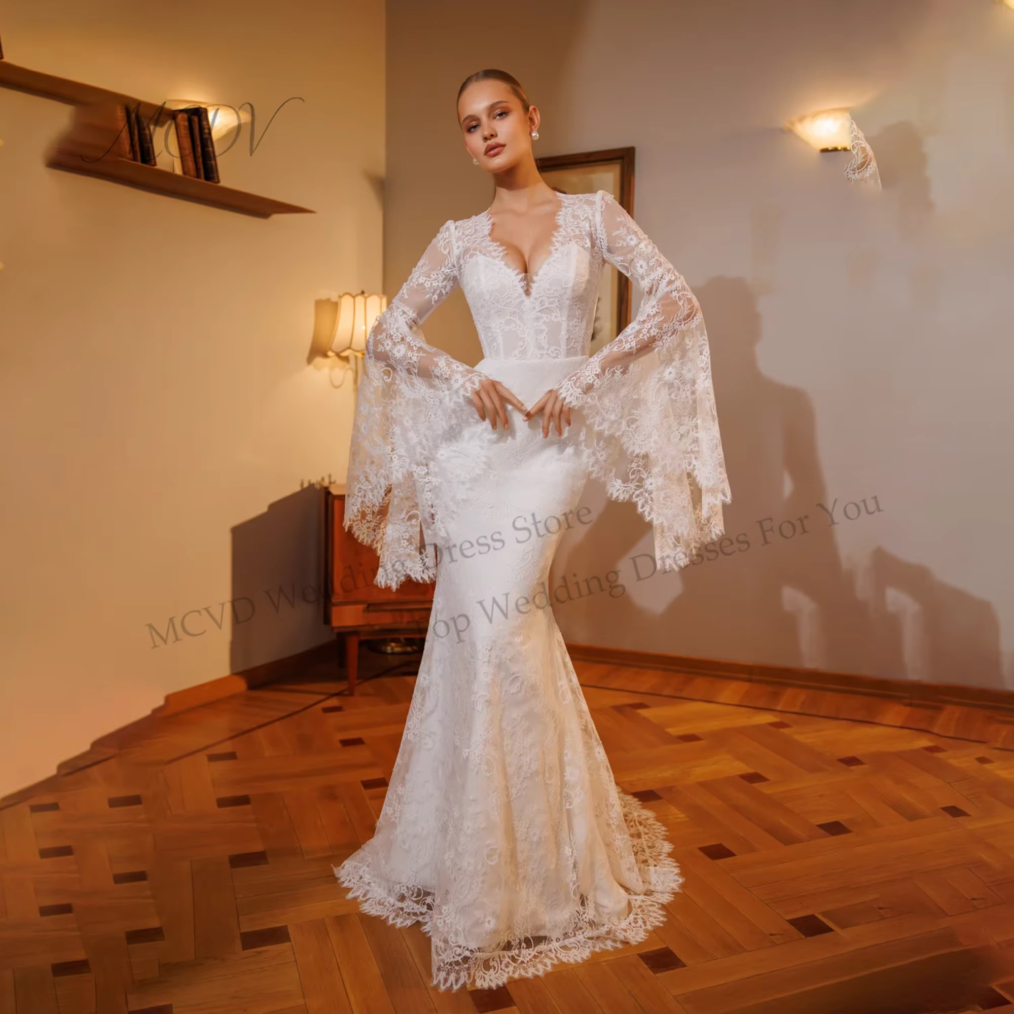 Robe de mariée bohème en dentelle ivoire, col en V profond, manches longues évasées, coupe sirène av