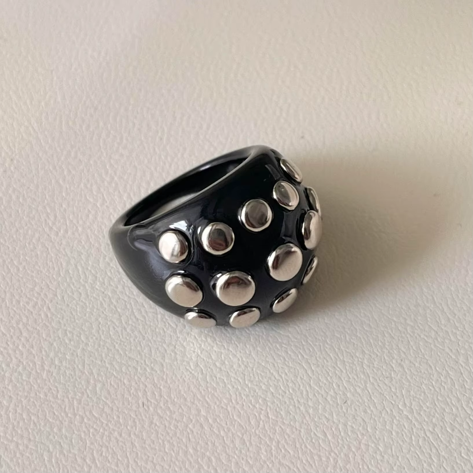 Nouvelle bague vintage en résine à rivets, élégante, minimaliste, ovale, pour les doigts