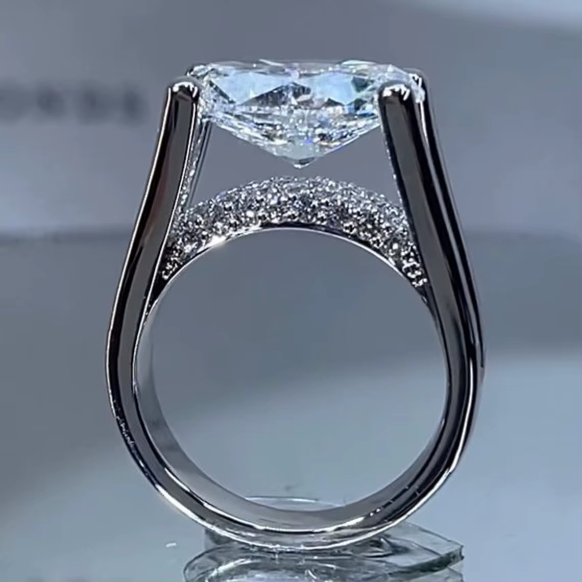 Bague Tendance 2026 - Bague Carrée pour Femme avec Diamant à Haute Teneur en Carbone et Perles de Cr
