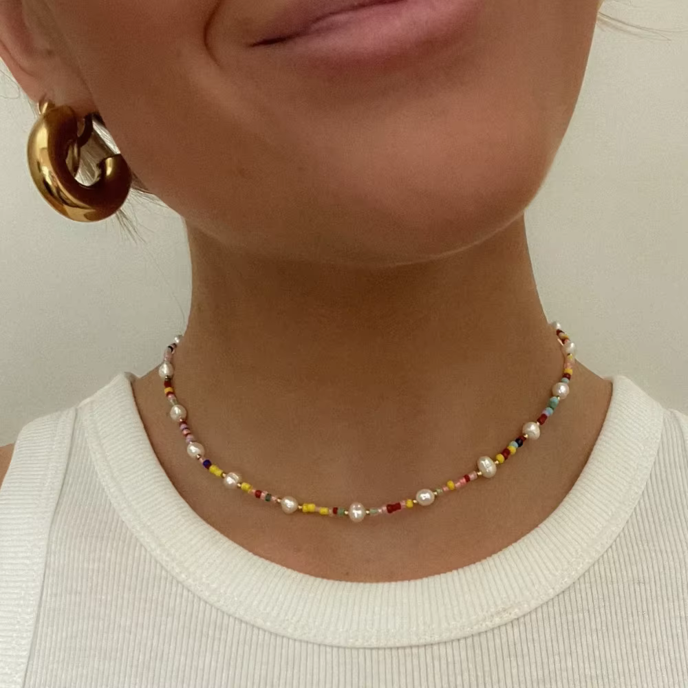 Chaîne de perles colorées bohème faite à la main pour femmes, colliers avec pompons, pendentif en pe