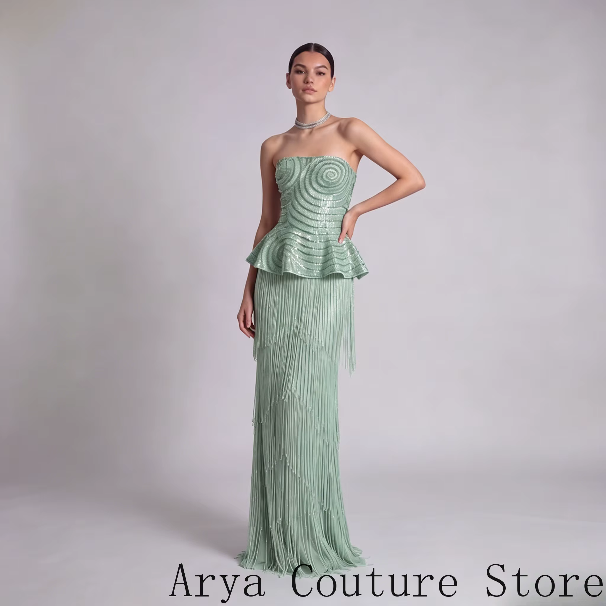 Robe de soirée sirène vert sauge frais avec franges, décolleté droit sans bretelles, corsage brodé d