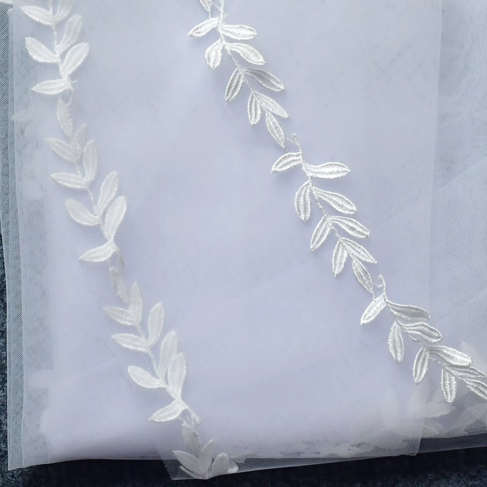 Voile de mariée blanc élégant avec bordure brodée de feuilles délicates, voile de visage classique p
