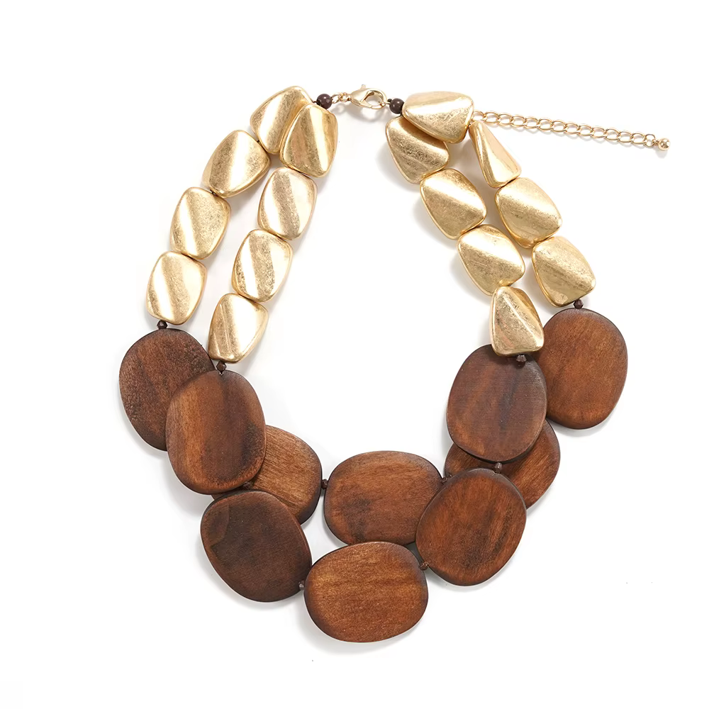Collier moderne en bois organique et perles dorées, accessoire tendance idéal pour les brunches, les