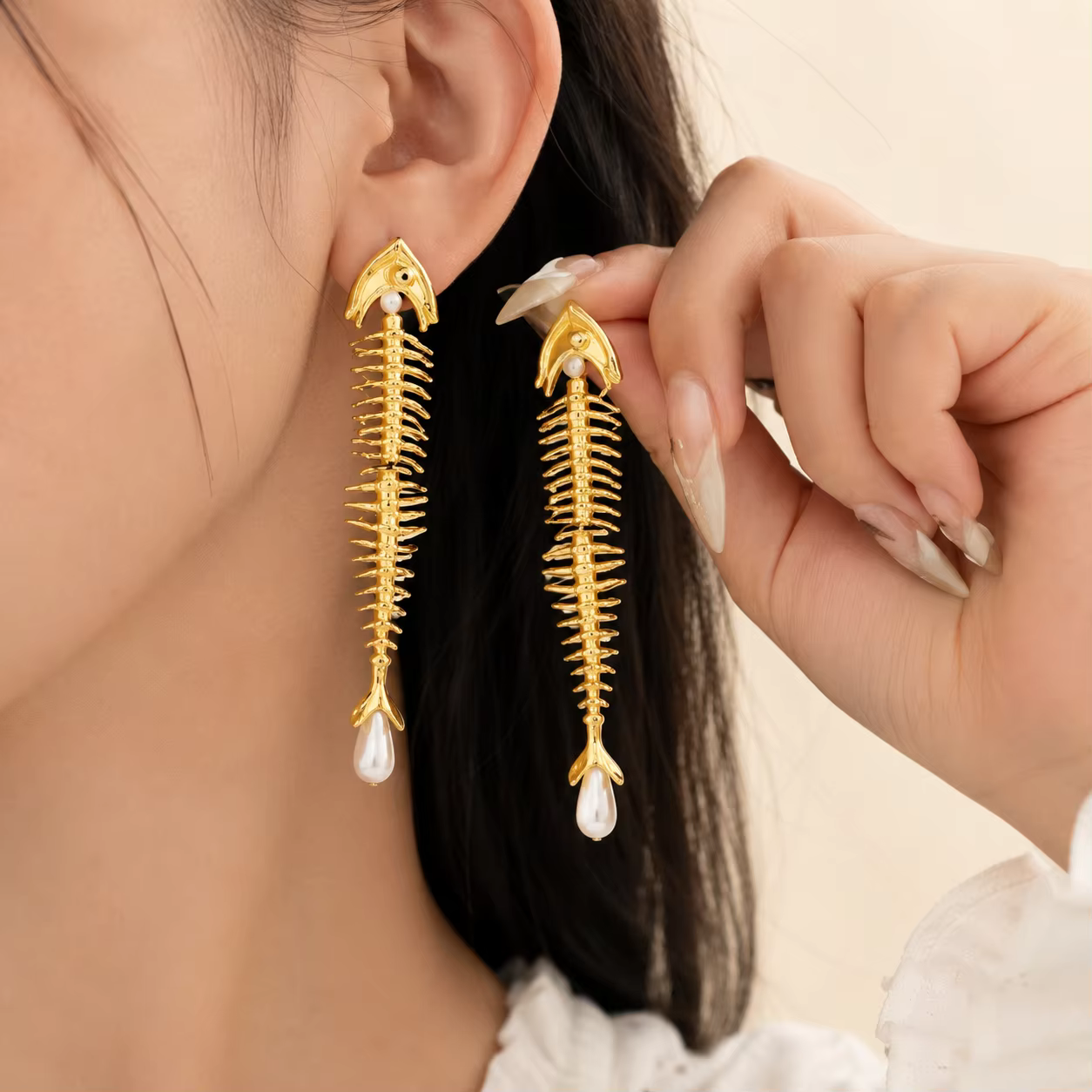 Boucles d'oreilles pendantes longues en métal doré avec strass, imitation perle et pompon, motif arê