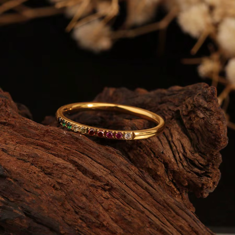 1 bague simple en acier inoxydable couleur or 18 carats de 1,5 mm de large avec 9 petits strass colo