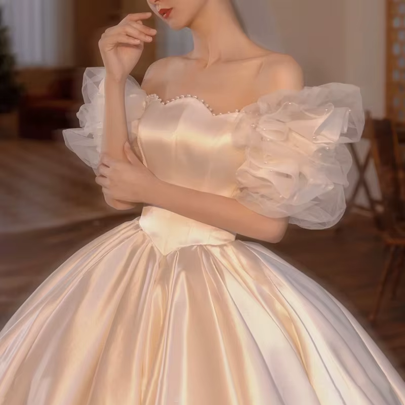 Robe de mariée principale en satin à épaules dénudées, style français simple, avec manches bouffante