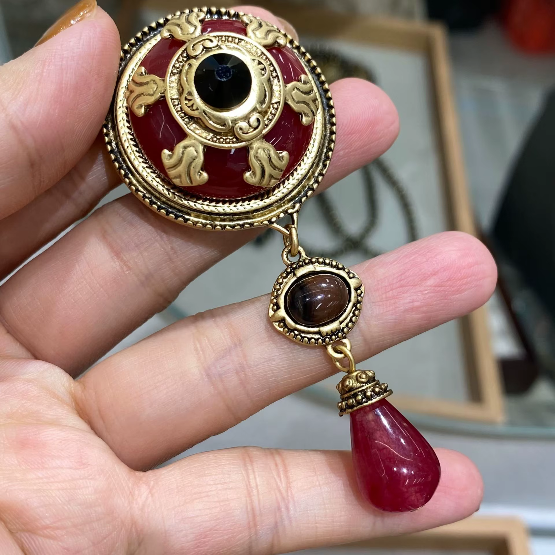 Ensemble de bijoux vintage pour femme : collier, broche et boucles d'oreilles - Accessoire de mode 2
