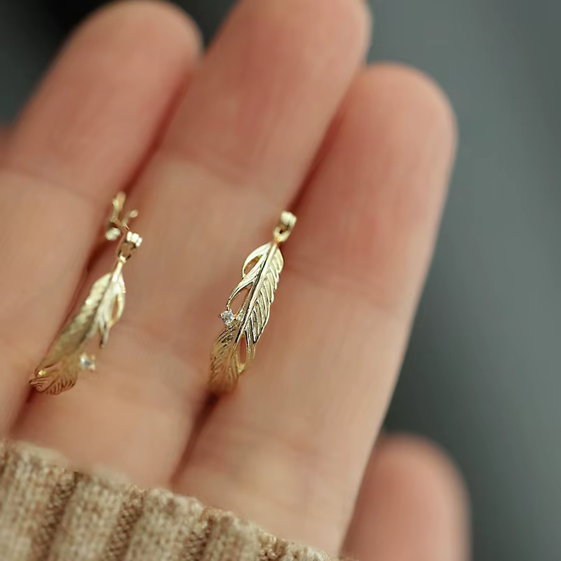 Huitan – boucles d'oreilles fantaisie en plumes pour femmes, couleur or, minimalistes, en forme de c