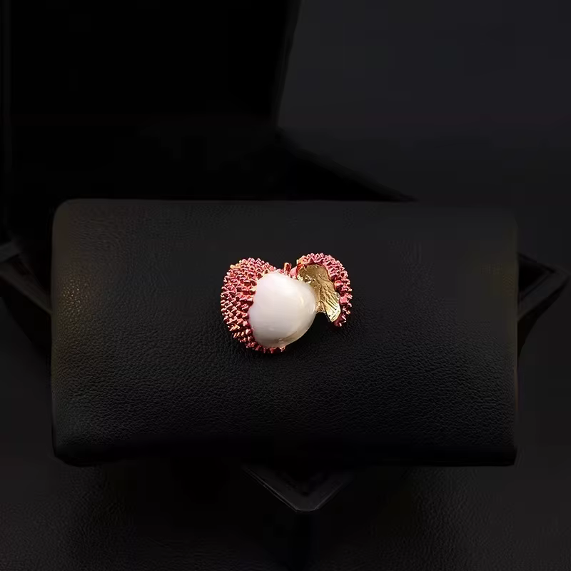 Broche Litchi Élégante Haut de Gamme Scintillante Rouge Vif en Émail, Épingle de Revers pour Femme, 