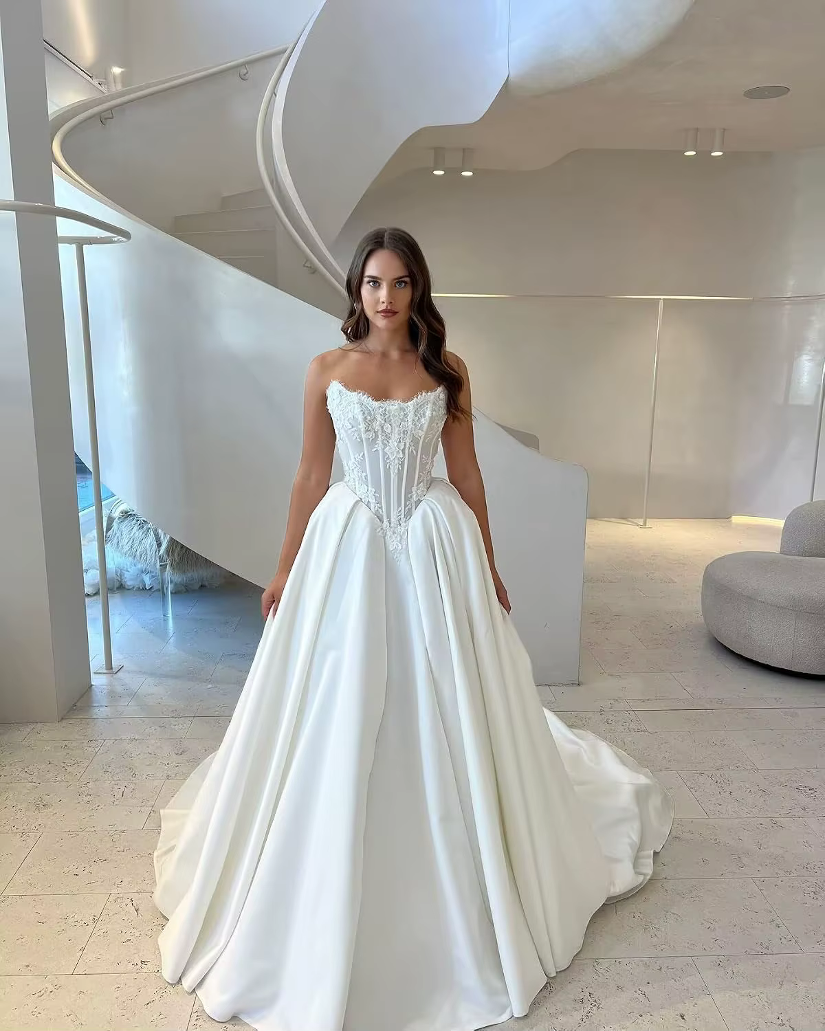 Robes de mariée blanches sans bretelles personnalisées pour la mariée, robes de mariée en satin pour