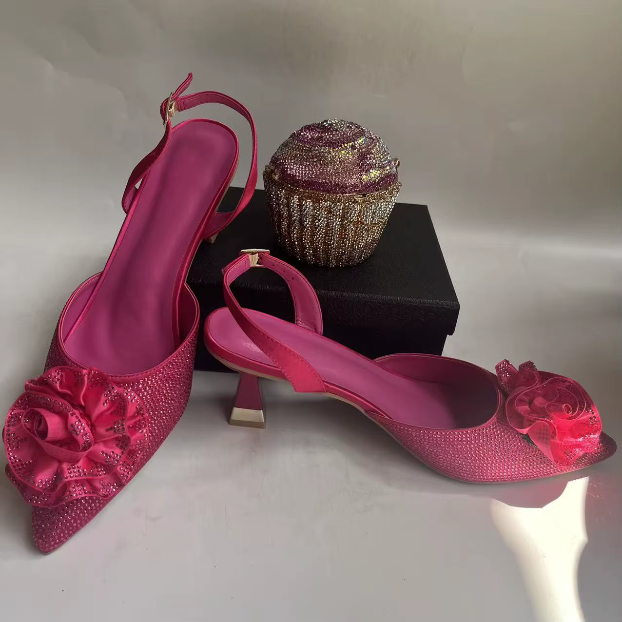 LNATISNOVA – robe de mariée nigériane en strass, chaussures à talons hauts rose vif, sandales à talo