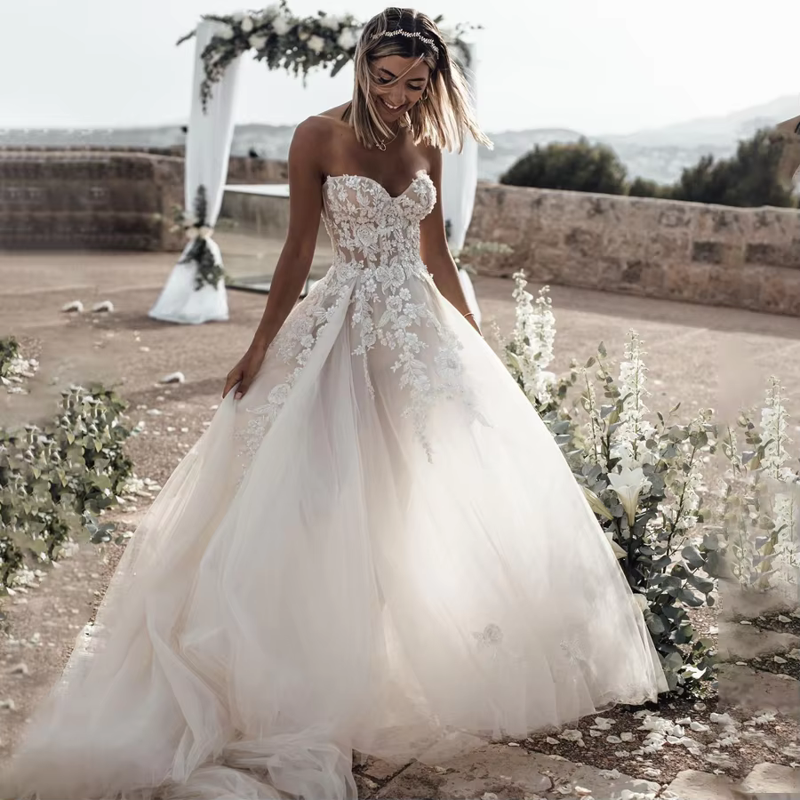 Robe de mariée sans bretelles à couper le souffle personnalisée avec des superbes appliques de dente
