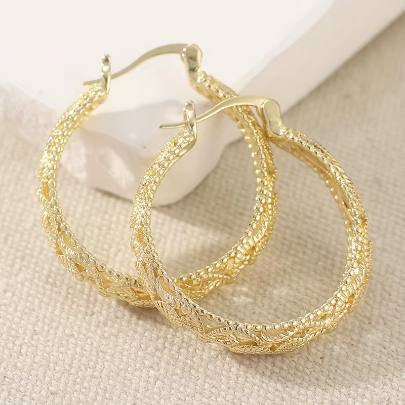 Huitan Boucles d'oreilles créoles dorées style bohème pour femme, motif ajouré, grandes boucles d'or