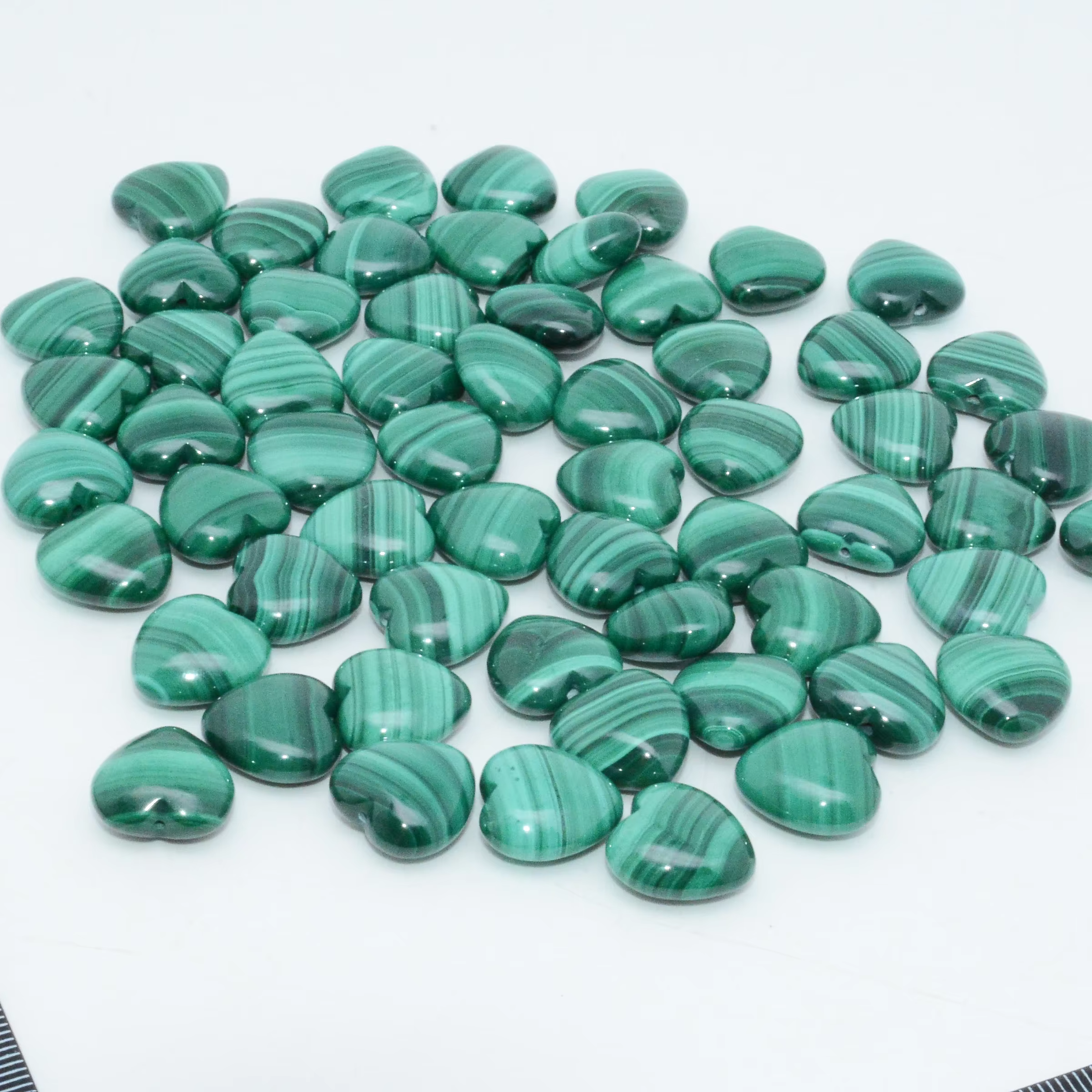 Perles en malachite naturelle semi-percées en forme de cœur, 15mm, prix pour 2 pièces