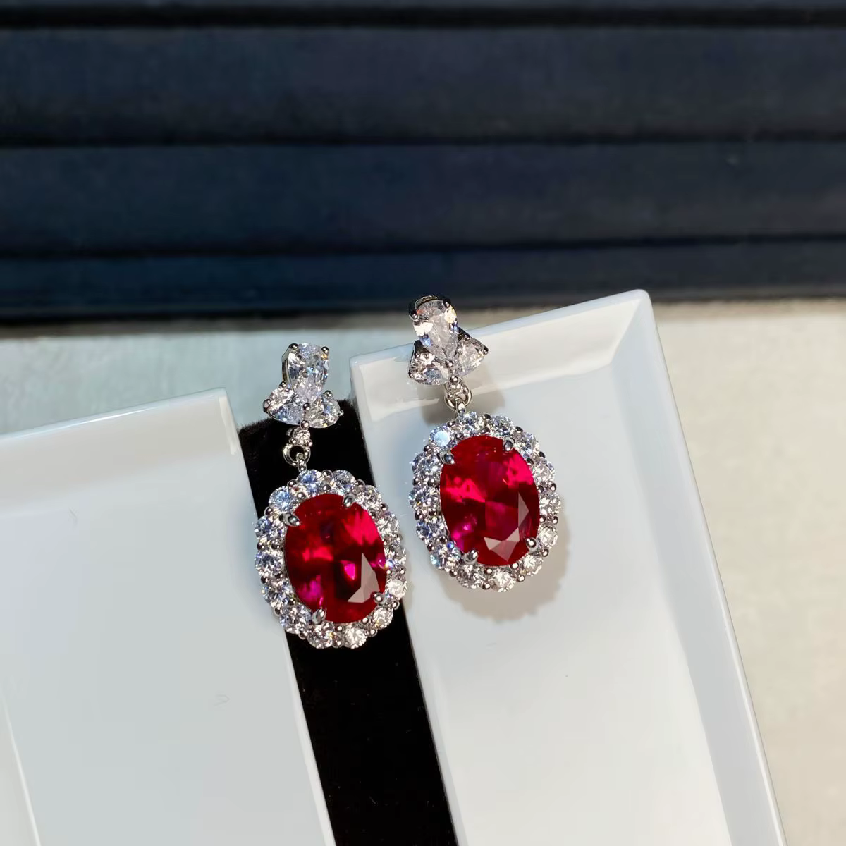 Boucles d'oreilles populaires en or blanc AU750 pour femmes, 8 carats/pièce, rubis et diamants, bouc