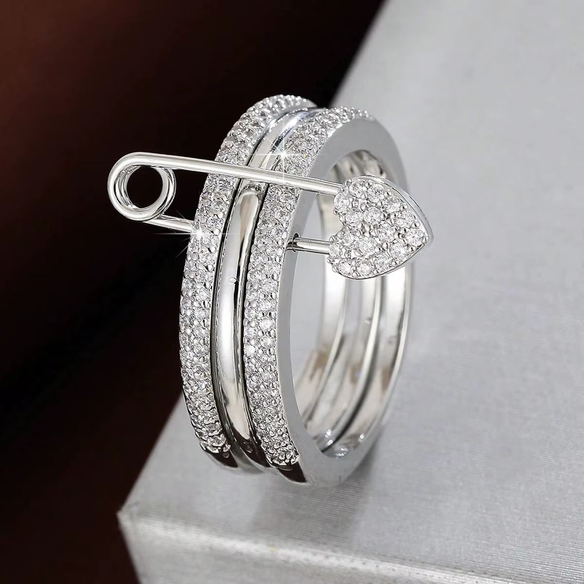Un anneau de Style trombone à trois anneaux, en cuivre et incrusté de Zircon, Simple et élégant, ada