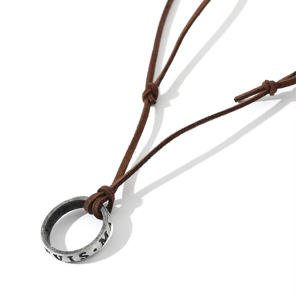 Collier avec pendentif en cuir en forme de bague emblématique de Nathan Drake, symbole du personnage